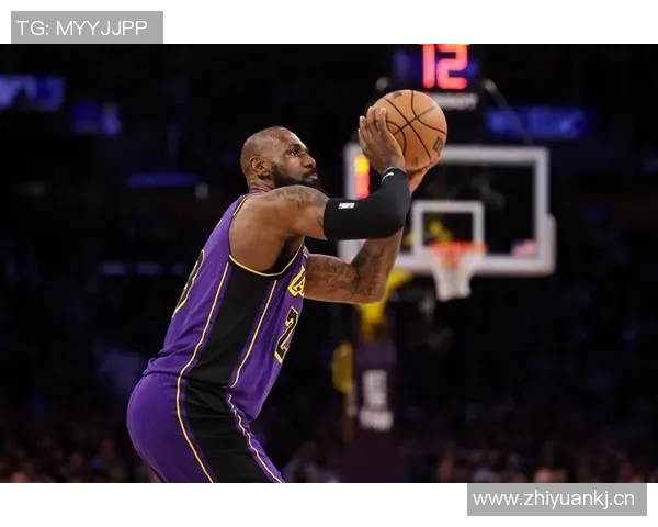 詹姆斯在防守端的组织能力出色但轮转时机偶尔迟缓 詹姆斯在防守端的组织能力出色但轮转时机偶尔迟缓