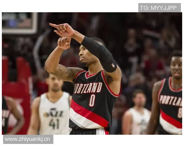 利拉德分享字母哥送的新款签名球鞋展现深厚友谊与团队精神 利拉德分享字母哥送的新款签名球鞋展现深厚友谊与团队精神